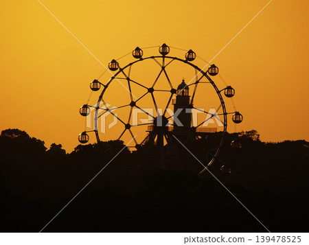 2. Photo taken in May 2017: Tourist lighthouse and Ferris wheel at Misaki Park (Misaki Town, Osaka Prefecture - now closed) 139478525