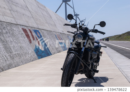 海岸公路兩旁林立著風車和摩托車 139478622