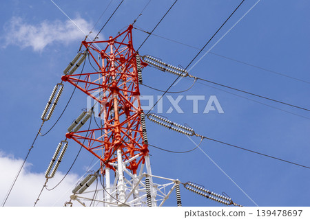 藍天、電線和紅白相間的輸電塔 139478697