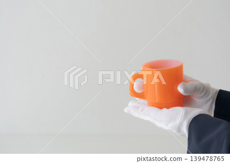 A person who appraises vintage mugs 139478765