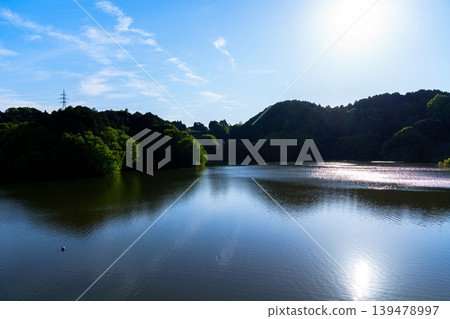 The mountain slopes along the lakeshore disappear, and the Nara Nunome Dam is almost at full capacity, with the vast lake surface reflecting the beautiful blue sky (3). The mountain slopes along the lakeshore disappear, and the Nara Nunome Dam is almost at full capacity, with the vast lake surface reflecting the beautiful blue sky (3). 139478997