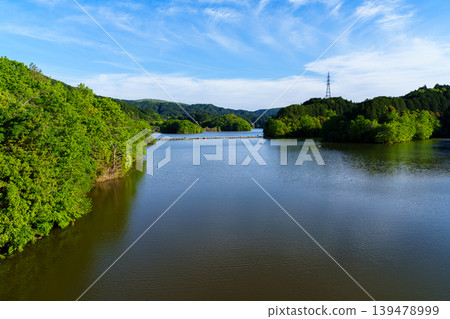 湖岸邊的山坡已經消失,奈良佈目水壩幾乎滿庫,廣闊的湖面倒映著美麗的藍天④ 湖岸邊的山坡已經消失,奈良佈目水壩幾乎滿庫,廣闊的湖面倒映著美麗的藍天④ 139478999