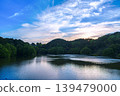The mountain slopes along the lakeshore disappear, and the Nara Nunome Dam is almost at full capacity, with the expansive lake surface reflecting the beautiful blue sky. ⑥ 139479000