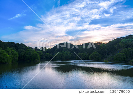 湖岸邊的山坡消失了，奈良佈目水壩幾乎蓄滿了水，廣闊的湖面倒映著美麗的藍天。 ⑥ 139479000