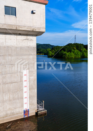 The Nara Nunome Dam, with its shoreline disappearing and nearly full capacity, is a testament to its complete recovery, as evidenced by the water level gauge next to the intake tower. The Nara Nunome Dam, with its shoreline disappearing and nearly full capacity, is a testament to its complete recovery, as evidenced by the water level gauge next to the intake tower. 139479001