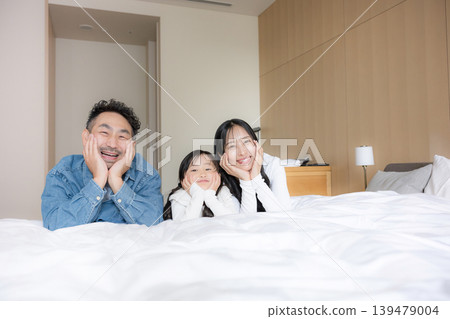 一家三口面帶微笑,雙手托腮,放鬆地享受著旅行車廂裡的幸福家庭生活——這幅畫面令人動容。 一家三口面帶微笑,雙手托腮,放鬆地享受著旅行車廂裡的幸福家庭生活——這幅畫面令人動容。 139479004