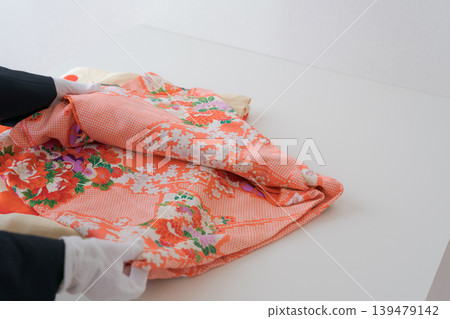 A person who appraises kimonos 139479142