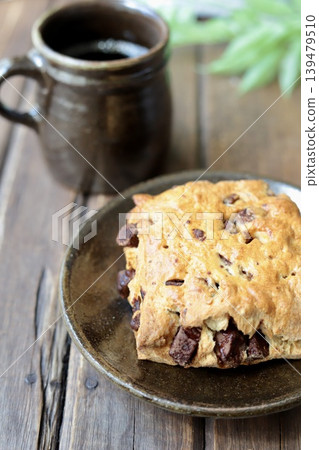 Enjoy a coffee break with chocolate chunk scones served in Yachimun pottery. Enjoy a coffee break with chocolate chunk scones served in Yachimun pottery. 139479510
