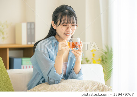 女人在客廳裡喝茶 139479767