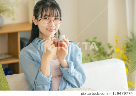 女人在房間裡喝茶 139479774