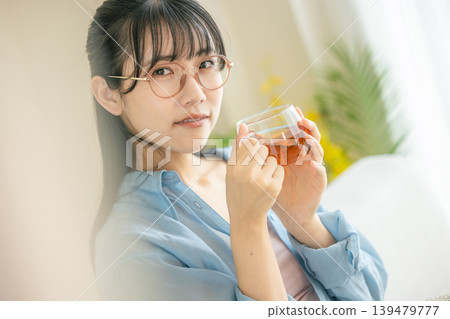 女人在房間裡喝茶 139479777