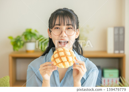 吃瓜麵包的一個少婦 139479779