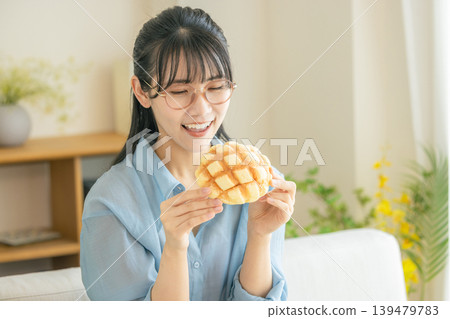 吃瓜麵包的一個少婦 139479783