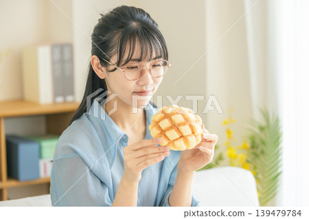 吃瓜麵包的一個少婦 139479784