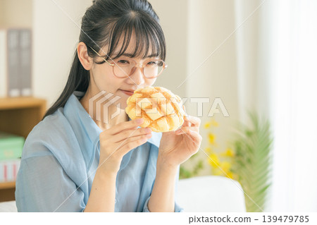 吃瓜麵包的一個少婦 139479785