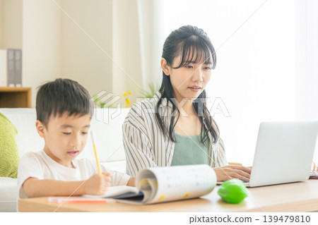 遠距辦公的媽媽和孩子 139479810