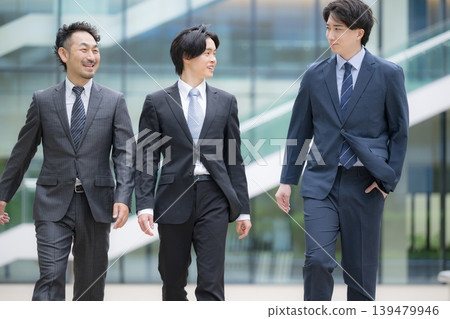 一群英俊的銷售人員面帶微笑,並肩走在城市建築的背景下,他們代表著從年輕的專業人士到企業銷售和企業成長經理等各種角色。 一群英俊的銷售人員面帶微笑,並肩走在城市建築的背景下,他們代表著從年輕的專業人士到企業銷售和企業成長經理等各種角色。 139479946