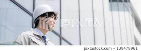 年輕男子的肖像,例如建築經理,戴著安全帽,在建築物的背景下仰望未來和希望;年輕男子的側影。 年輕男子的肖像,例如建築經理,戴著安全帽,在建築物的背景下仰望未來和希望;年輕男子的側影。 139479961
