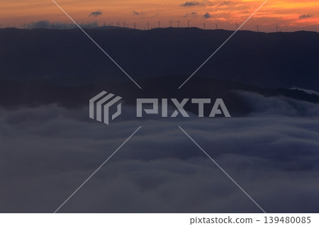 Mountain range surrounded by a sea of clouds 139480085