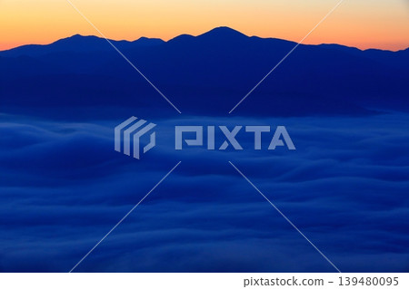 在早晨太陽弄髒的雲彩海 139480095