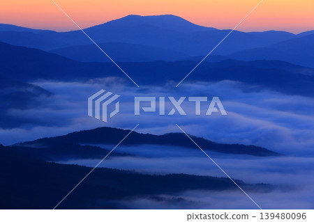 在早晨太陽弄髒的雲彩海 139480096
