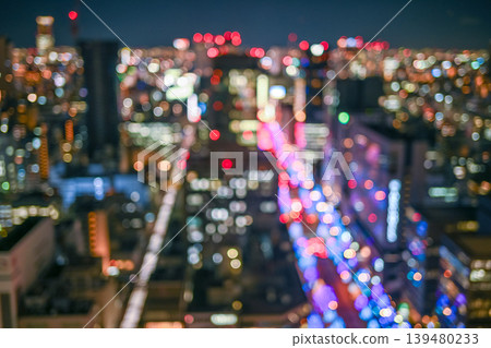 一張背景模糊的圖片，展現了一座大城市璀璨多彩的夜景。 139480233