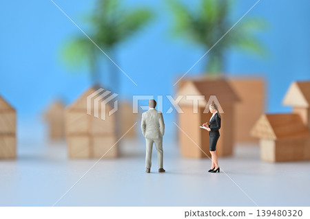 一位女銷售員正在講解房屋的各項特色。 139480320