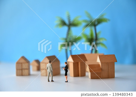 一位女銷售員正在講解房屋的各項特色。 139480343