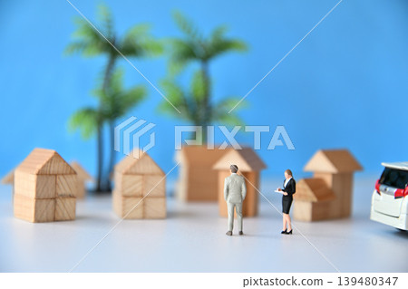 一位女銷售員正在講解房屋的各項特色。 139480347