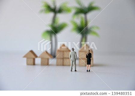 一位女銷售員正在講解房屋的各項特色。 一位女銷售員正在講解房屋的各項特色。 139480351