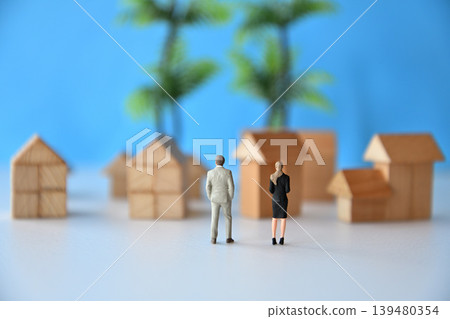 一位女銷售員正在講解房屋的各項特色。 一位女銷售員正在講解房屋的各項特色。 139480354