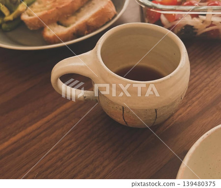 在木桌旁享用早餐和咖啡 139480375