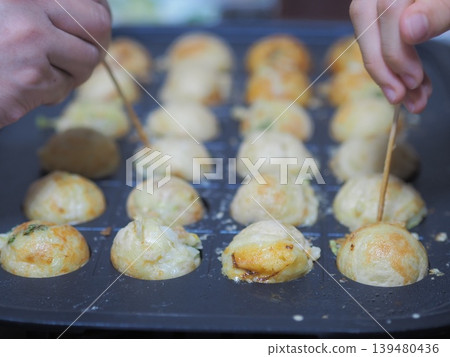 The image of making takoyaki at home 139480436