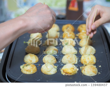 The image of making takoyaki at home 139480437