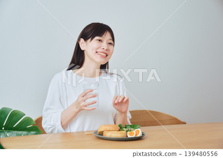 Young women chatting while eating breakfast Young women chatting while eating breakfast 139480556