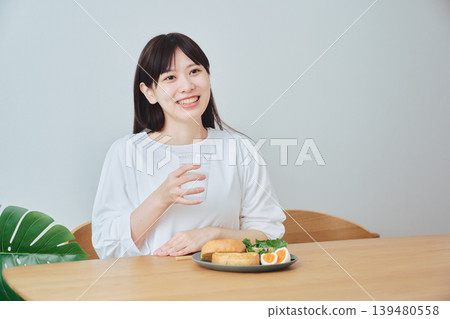 Young women chatting while eating breakfast 139480558