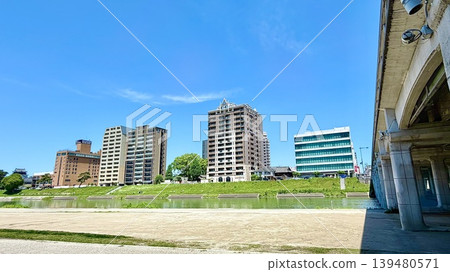 五月晴朗的藍天下,音川右岸的城鎮風景和渡橋橋墩盡收眼底。 (音川河畔綠地/愛知縣岡崎市) 五月晴朗的藍天下,音川右岸的城鎮風景和渡橋橋墩盡收眼底。 (音川河畔綠地/愛知縣岡崎市) 139480571