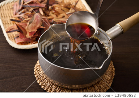 Scoop the soba dipping sauce with a ladle. Scoop the soba dipping sauce with a ladle. 139480658