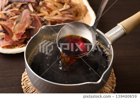 用湯匙舀取蕎麥麵沾醬。 用湯匙舀取蕎麥麵沾醬。 139480659