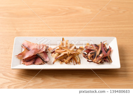 三種厚切鰹魚片:左,鰹魚片;中,鯖魚片;右,蘇打片。 三種厚切鰹魚片:左,鰹魚片;中,鯖魚片;右,蘇打片。 139480683