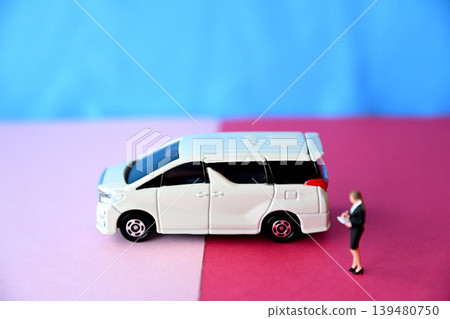一位女性汽車估價師的圖片。 一位女性汽車估價師的圖片。 139480750