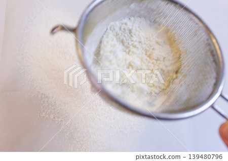 篩麵粉製作泡芙麵團 篩麵粉製作泡芙麵團 139480796