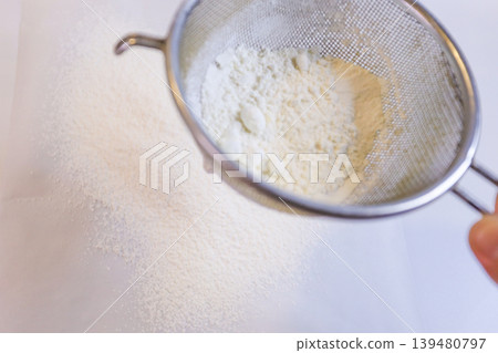 篩麵粉製作泡芙麵團 139480797