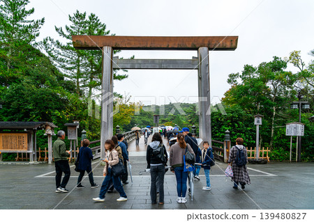 【三重縣】伊勢神宮內殿的大鳥居,周圍環繞著豐富的自然景觀。 【三重縣】伊勢神宮內殿的大鳥居,周圍環繞著豐富的自然景觀。 139480827