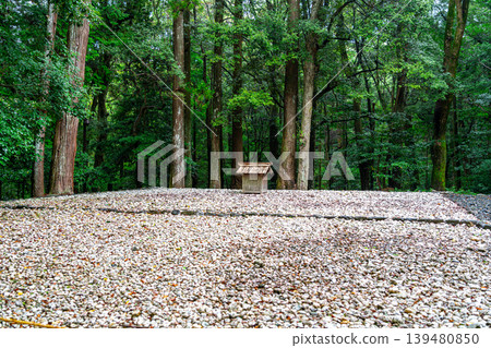 【三重縣】伊勢神宮內殿的古老神社遺址,周圍自然風光優美。 【三重縣】伊勢神宮內殿的古老神社遺址,周圍自然風光優美。 139480850