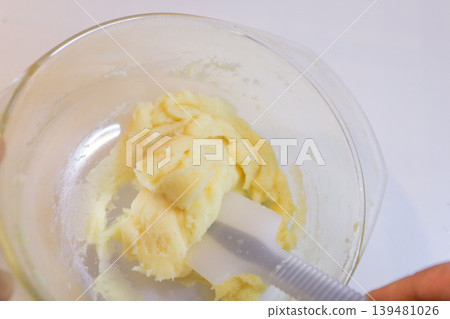 將融化的奶油和麵粉混合，製成泡芙麵團。 139481026