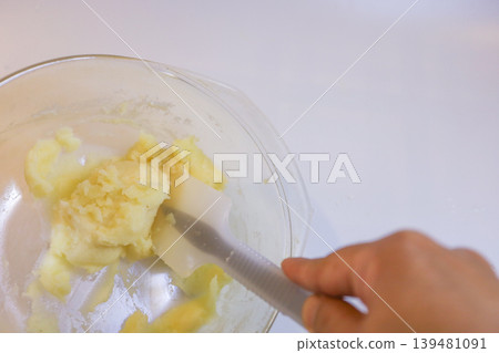 Mix the choux pastry dough while heating it in the microwave. Mix the choux pastry dough while heating it in the microwave. 139481091