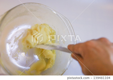 Mix the choux pastry dough while heating it in the microwave. Mix the choux pastry dough while heating it in the microwave. 139481104