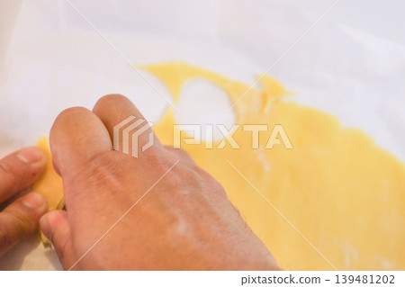 將餅乾麵團切割成泡芙形狀的過程。 139481202