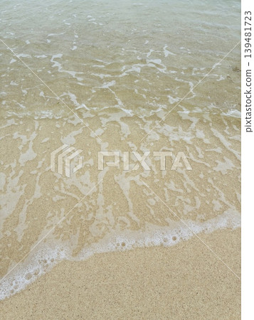 無數白色浪花拍打著沙灘 無數白色浪花拍打著沙灘 139481723